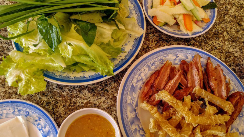 Vietnám, finomságok és a műanyag sámlik hazája